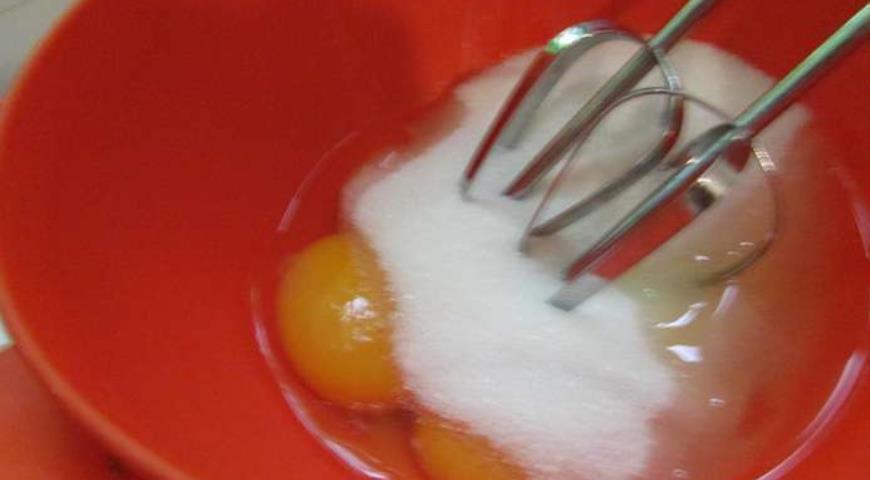 Взбиваем яйца с сахаром и солью