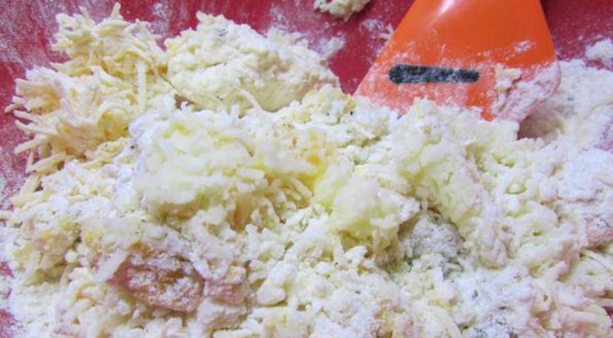 Замешиваем тесто для картофельного печенья с сыром и прованскими травами