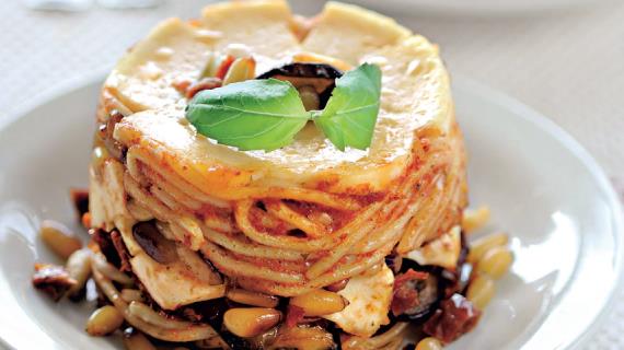 Тимбаллини из спагетти с баклажанами и кедровыми орехами