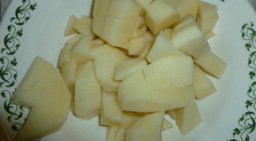 Для супа нарезаем картофель