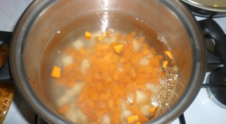 Варим картофель и морковь