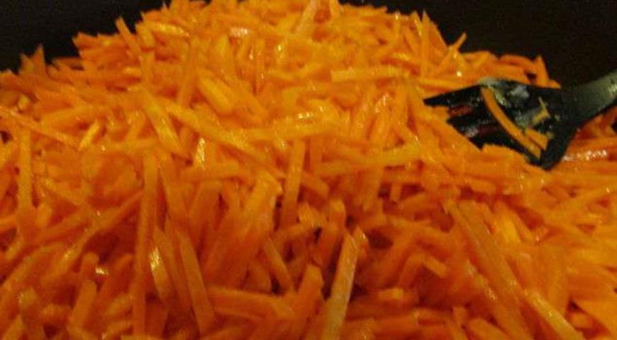 Тушим морковь для солянки