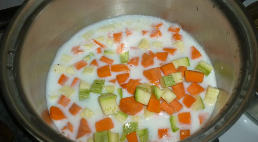 Варим молочный суп с овощами