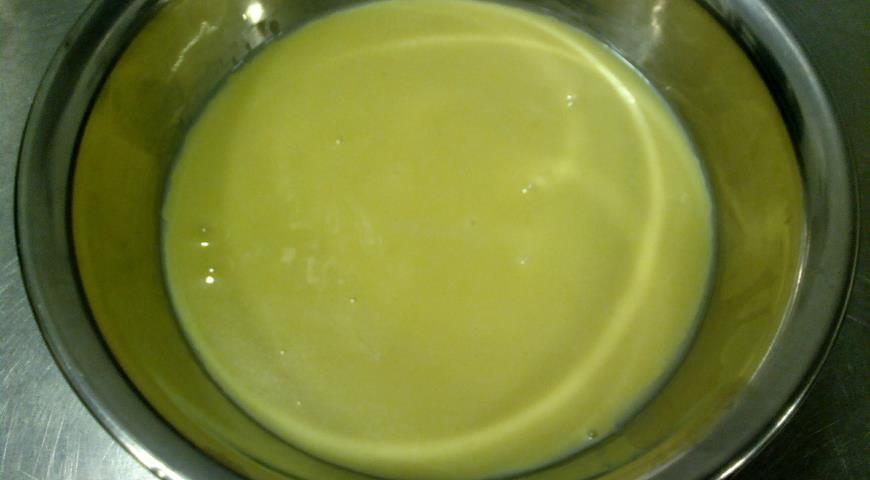 Взбиваем желтки с сахаром, добавляем сгущенное молоко 