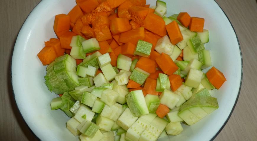 Нарезаем овощи для супа