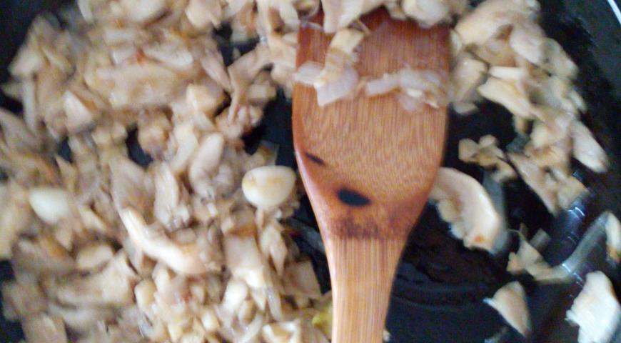 Обжариваем грибы для рагу с картофелем