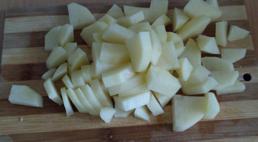 Нарезаем картофель для рагу с грибами