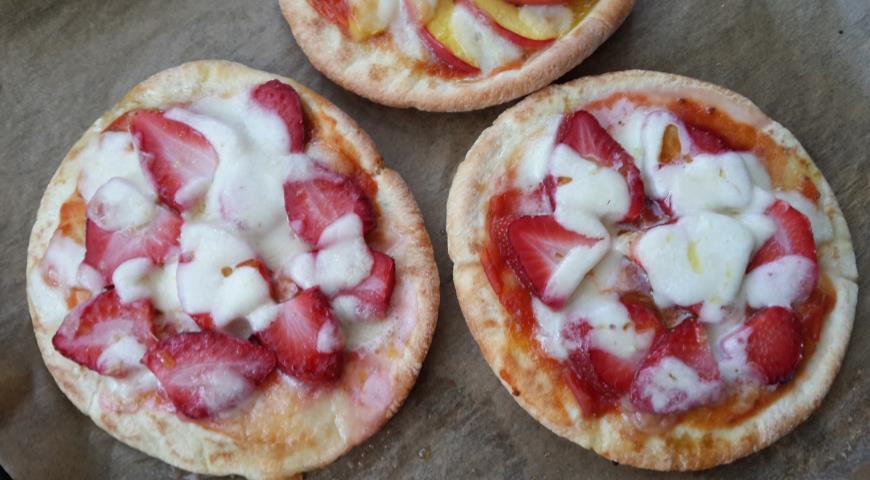 Рецепт Пицца с клубникой на пите