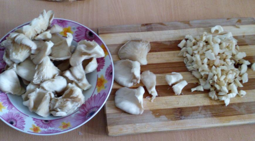 Нарезаем грибы для рагу в горшочках