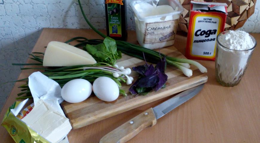 Подготавливаем ингредиенты для приготовления лепешек с сыром и зеленью