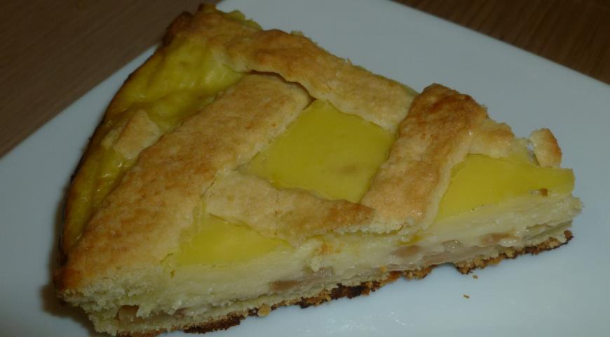 Готовый яблочный пирог с заварным пудингом