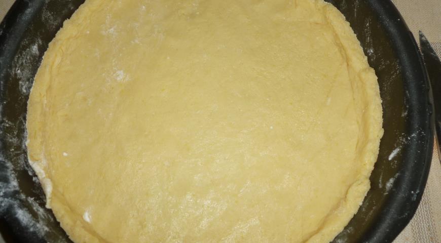 Выкладываем тесто для яблочного пирога в форму для выпекания