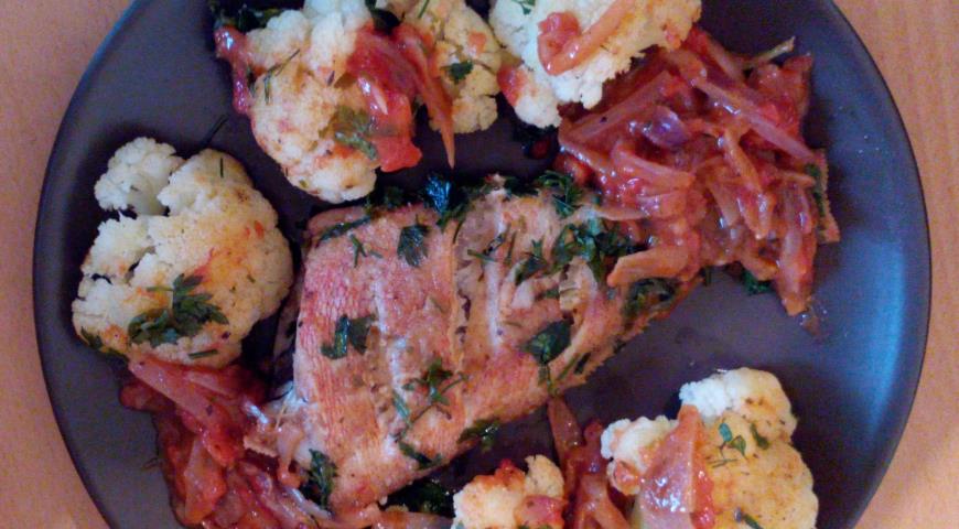 Готовим морского окуня с цветной капустой в папрично-томатном соусе