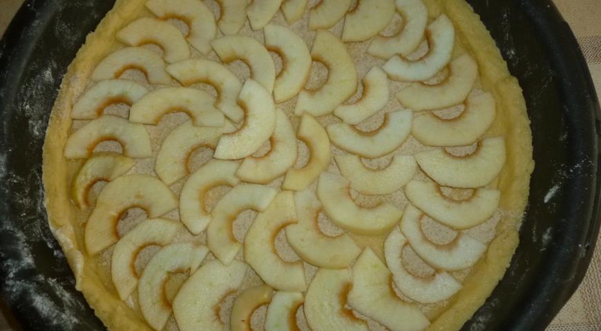 Выкладываем яблоки на тесто для пирога в форму