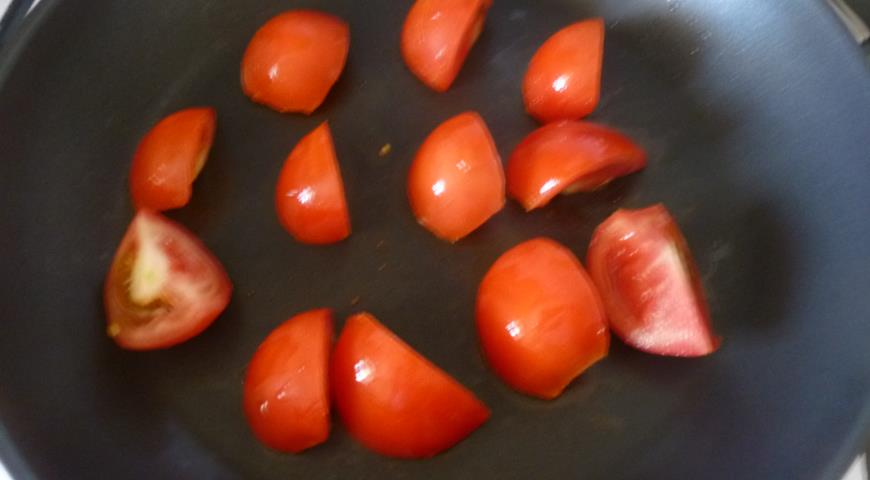 Обжариваем томаты