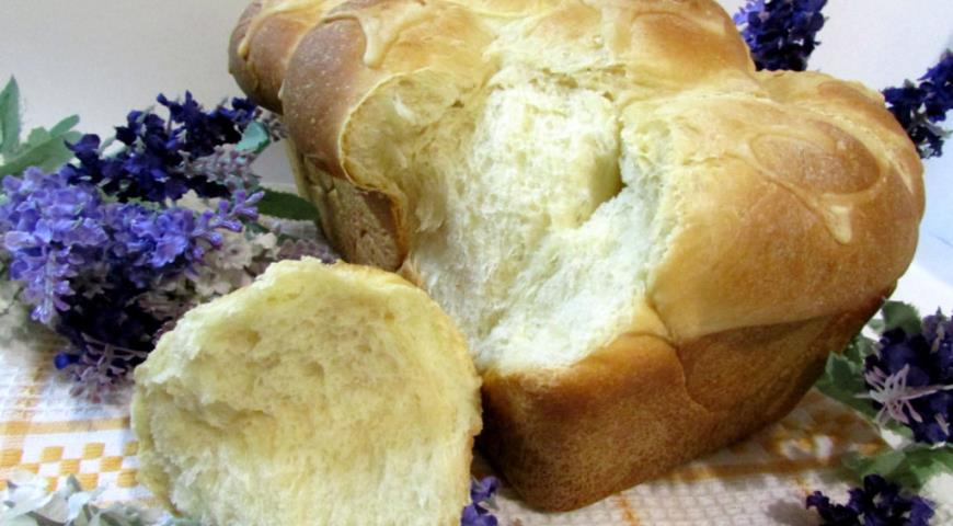 Готовый сдобный хлеб с узором