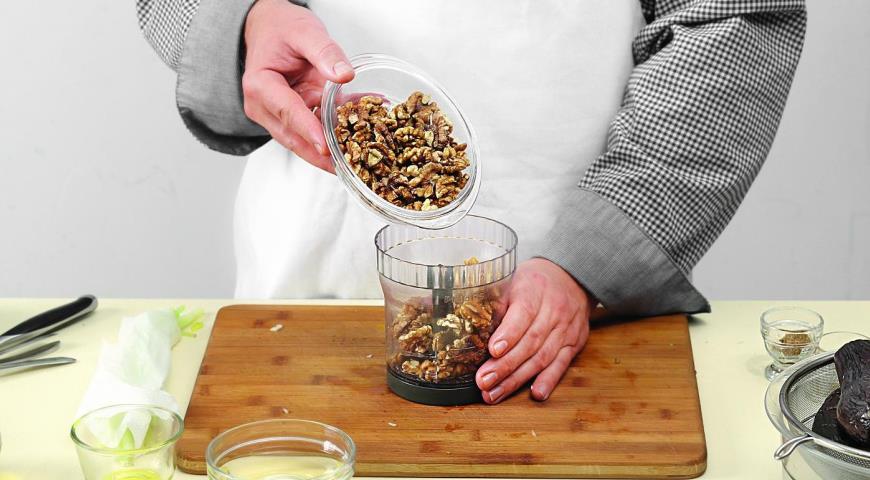 Фото приготовления рецепта: Сациви из баклажанов с грецкими орехами, шаг №4