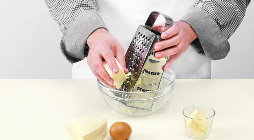 Фото приготовления рецепта: Хачапури из дрожжевого теста с сыром, шаг №3
