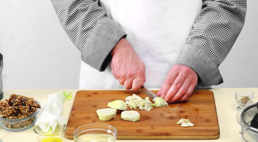 Фото приготовления рецепта: Сациви из баклажанов с грецкими орехами, шаг №3