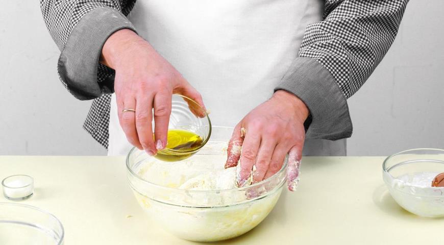 Фото приготовления рецепта: Хачапури из дрожжевого теста с сыром, шаг №2