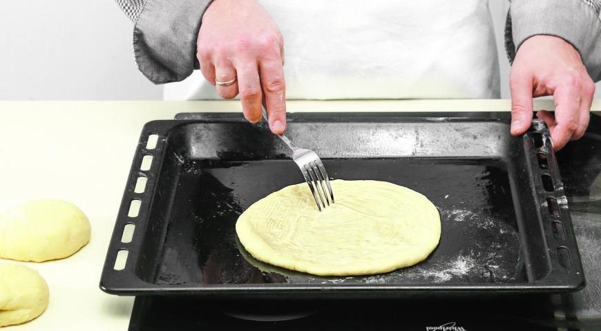 Фото приготовления рецепта: Хачапури из дрожжевого теста с сыром, шаг №5