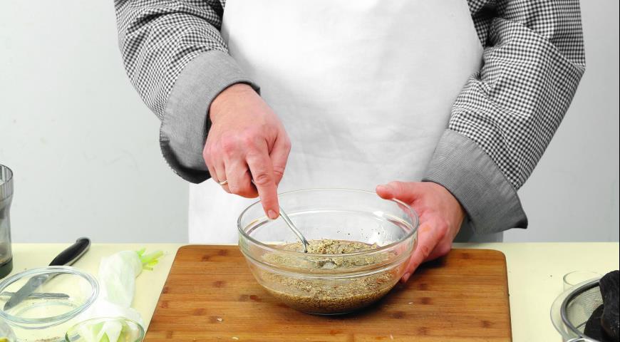 Фото приготовления рецепта: Сациви из баклажанов с грецкими орехами, шаг №5