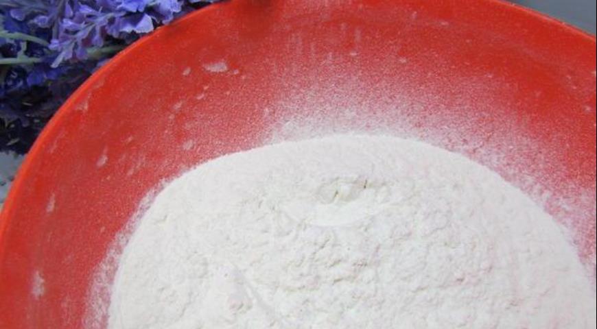 Просеять муку для приготовления песочного печенья
