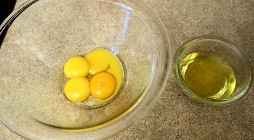 Отделить яичные белки от желтков для приготовления десерта