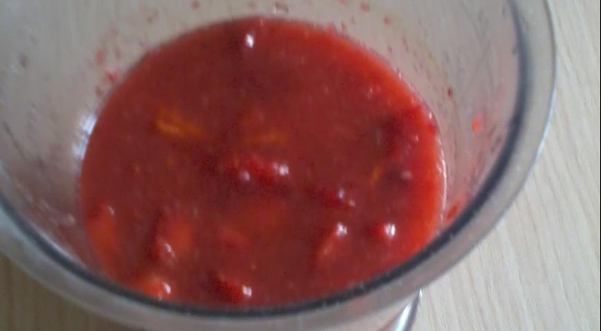 Фото приготовления рецепта: Оладьи из рикотты с клубнично-апельсиновым соусом, шаг №2