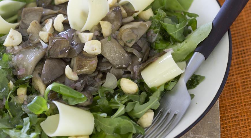 Рецепт Теплый грибной салат с фундуком и пекорино