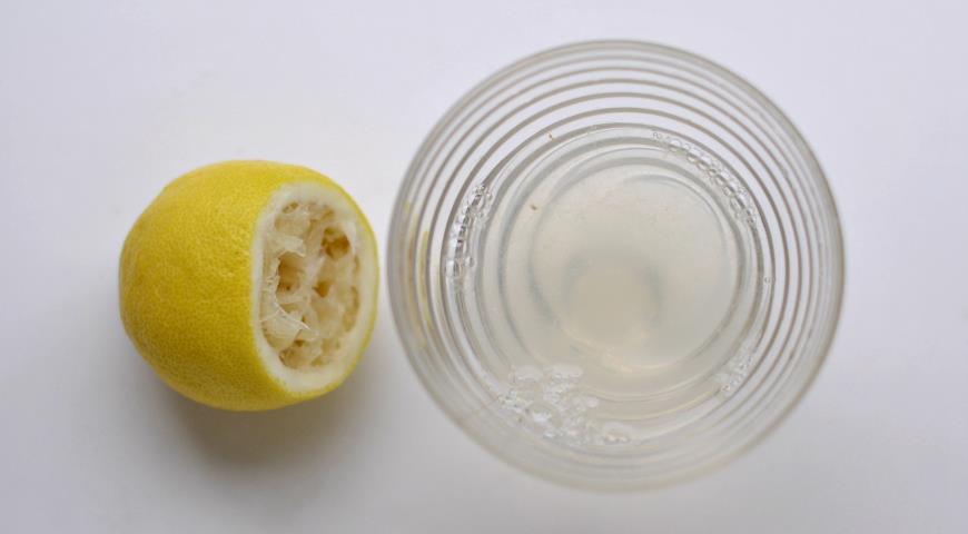 Смешать лимонный сок с водой и сахаром, залить к клубничному пюре