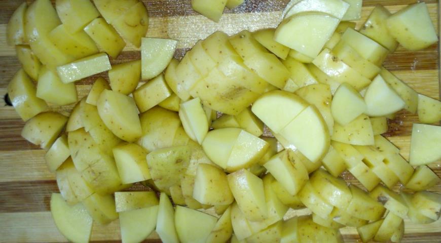 Нарезать молодой картофель для приготовления минтая