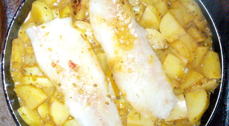 Залить картофель кипятком, выложить на него филе минтая и готовить до мягкости