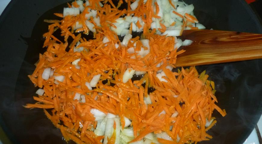 Обжарить измельченные лук и морковь для приготовления сердца