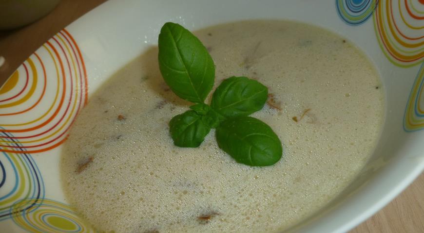 Суп из лисичек готов к подаче