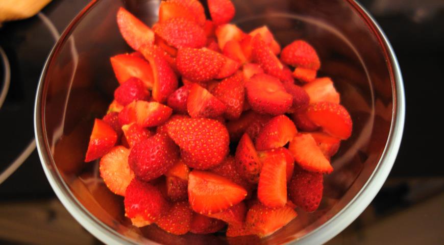 Нарезать ягоды для приготовления варенья