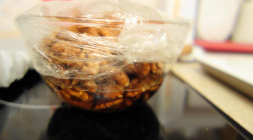 Залить грецкие орехи коньяком и оставить в холодильнике