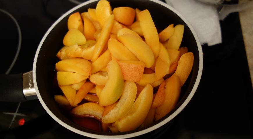 Нарезать абрикосы для приготовления варенья