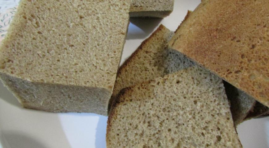 Срезать корки с ржаного хлеба для приготовления закусочного торта