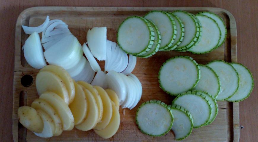 Нарезать овощи для приготовления гарнира