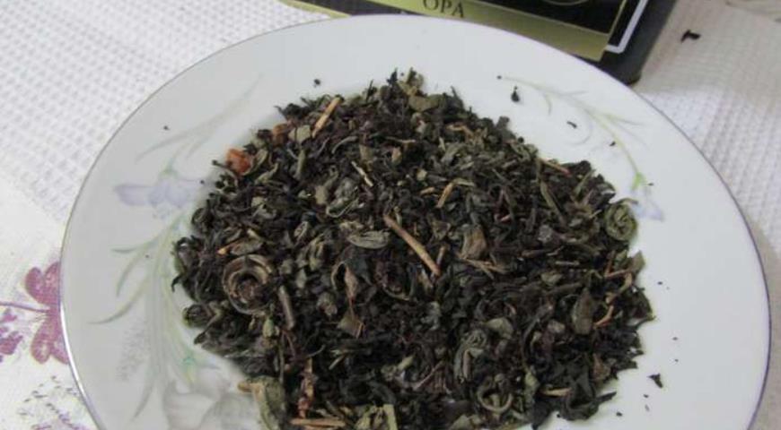 Смешать черные и зеленые чайные листья со специями