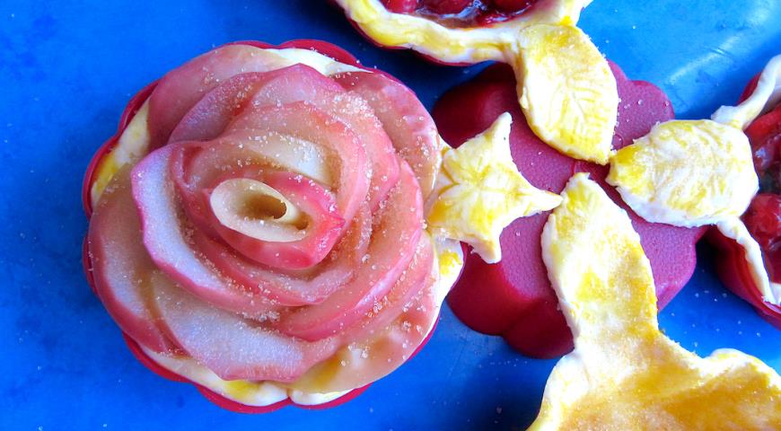Формируем розу из яблок для украшения десерта
