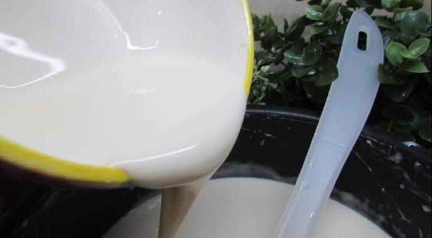 Смешиваем желатин с молочной смесью до полного растворения