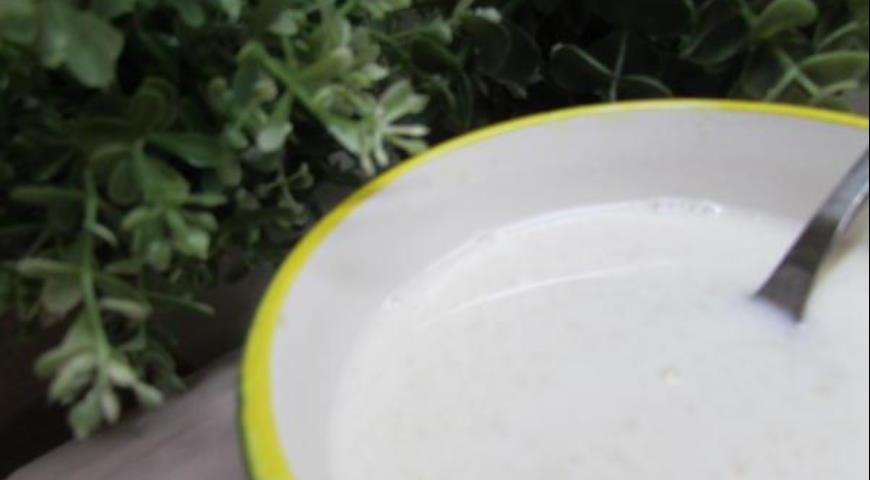 Добавляем молочную смесь в набухший желатин для ванильной паннакоты