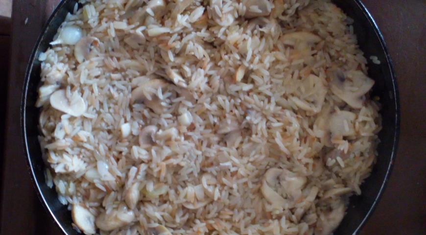Добавляем кипяток, сливки и готовим до полной мягкости риса