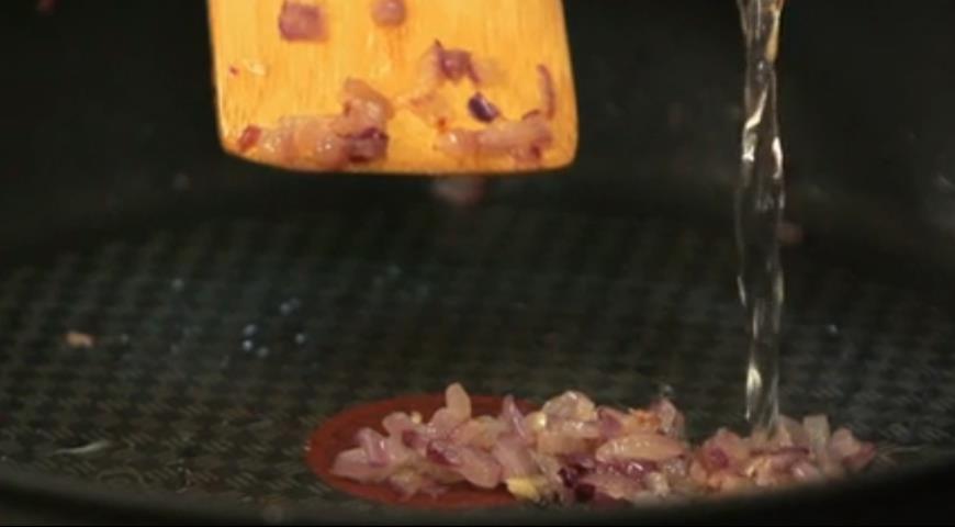 Обжариваем лук для приготовления тальятелле с соусом из тунца