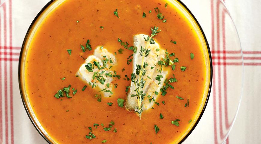 Суп из печеных овощей с жареной рыбой