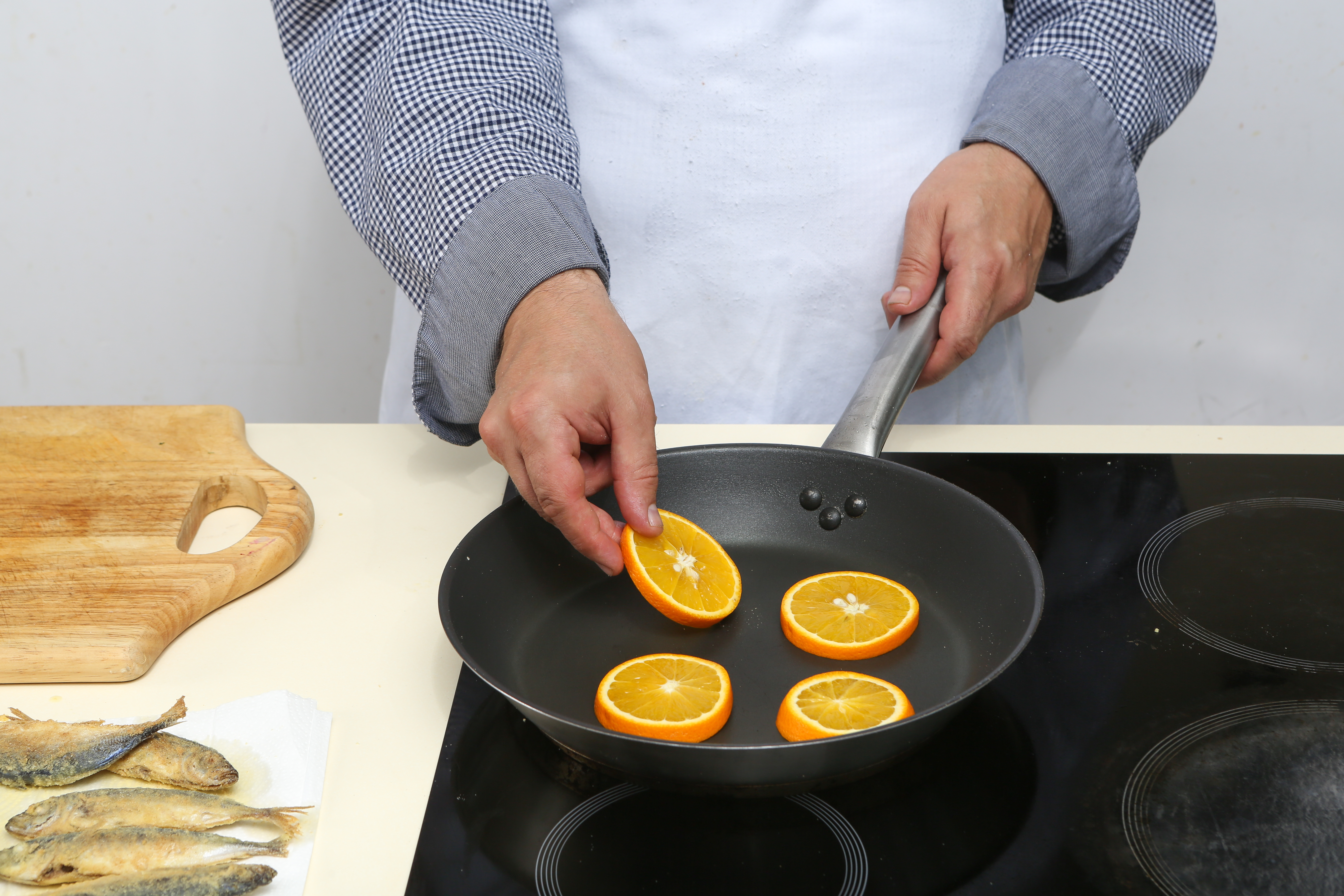 Фото приготовления рецепта: Жареная ставрида с апельсинами, шаг №4