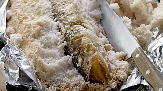 Рыба, запеченная в соли