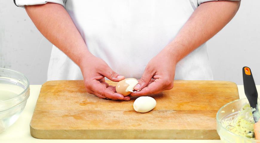 Фото приготовления рецепта: Теплый салат с яйцами цесарки и печеным картофелем, шаг №6